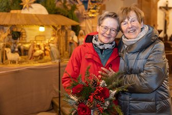 Nach spektakulärem Einsatz in Annaberg-Buchholz: Chemnitzerin trifft ihre Lebensretterin - Strahlen bei ihrem Wiedersehen um die Wette: Türmerin Marit Melzer (links) und Karin Rietschel aus Chemnitz. Die Annabergerin hat ihr im Sommer des zu Ende gegangenen Jahres das Leben gerettet.