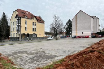 Nach Sperrung der Einkaufsmeile in Werdau: Stellflächen für Anlieger an der Pestalozzistraße zugeparkt? - Vorige Woche herrschte noch gähnende Leere auf der Parkfläche an der Pestalozzistraße. Das dürfte jetzt anders sein.