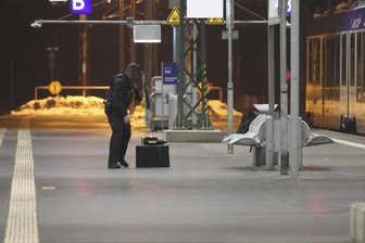 Nach Sperrung des Chemnitzer Hauptbahnhofes: Wie hoch die Rechnung für den Verursacher wird - Der Rucksack wurde mit einer mobilen Röntgenanlage untersucht.