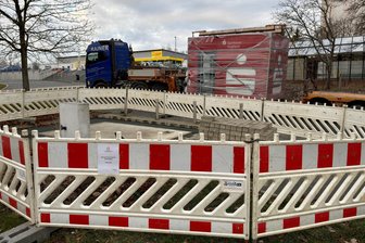 Nach Spreng-Attacke am Neujahrstag im Vogtland: Sparkassen-Würfel wird wieder aufgebaut - Das Fundament ist gesetzt, der rote Sparkassen-Würfel bereits angeliefert. Noch vor Weihnachten können Auerbacher aus dem „Neubau“ wieder Bankgeschäfte tätigen.