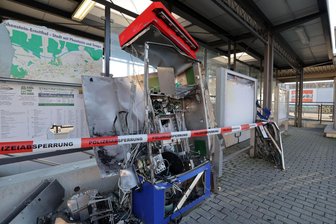 Nach Sprengung eines Fahrkartenautomaten in Hohenstein-Ernstthal: Warum sich Bahnkunden beim Ticketkauf umstellen müssen - In der Nacht zum ersten Advent wurde ein Fahrkartenautomat am Bahnhof in Hohenstein-Ernstthal gesprengt. Ersatz ist nicht in Sicht.