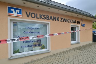 Nach Sprengung eines Geldautomaten in Zwickau: Haftbefehl für zwei der Täter erlassen - Ein Geldautomat wurde am frühen Morgen in Planitz gesprengt.