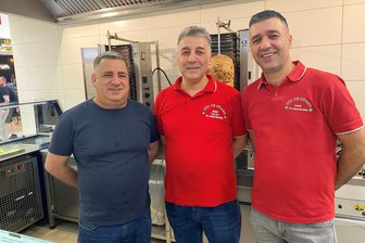 Nach Sprengung von Geldautomat in Plauener Einkaufszentrum: Händler verärgert über Umsatzeinbußen - „Weil einer Quatsch macht, werden alle bestraft“ - Das Team vom Bistro „Antep“ im Kaufland. Am Montagvormittag war der Imbiss wieder regulär geöffnet.