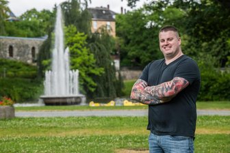 Nach Stadtfest-Absage steigt Sommerfest in Aue: Das ist das Programm - Tobias Ahrens hat das Sommerfest in Aue organisiert. Von Freitag bis Sonntag soll es zahlreiche Besucher an den Carolateich locken.