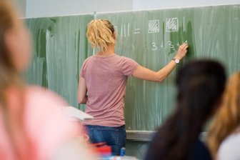 Nach starken Schneefällen: Schulen vor Ort entscheiden über Unterrichtsausfall - 