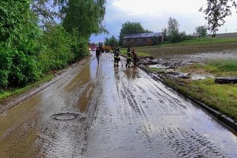 Nach Starkregen: Feuerwehr spült Straße in Frankenau frei - Die Obere Dorfstraße im Mittweidaer Ortsteil Frankenau war auf rund 500 Metern überflutet und stark verschmutzt.