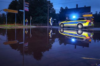 Nach Starkregen: Polizei sperrt B 180 in Oberlungwitz zeitweise - Feuerwehr ruft Sonderlage in Gersdorf aus - Die B 180 in Oberlungwitz war am Sonntagabend gesperrt.
