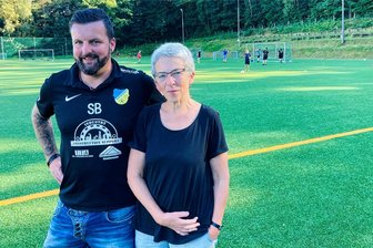 Nach Steigerlied-Wette beim Tag der Sachsen in Aue: Fußballer helfen Sterbebegleitern - Über eine Wette zum Tag der Sachsen sind Angela Breitfeld und der Hospizdienst Zion aus Aue zu einer Spende gekommen – die Fußballer vom SV Auerhammer um Präsident Steve Beyer gaben gern einen Teil ihres Gewinns ab.