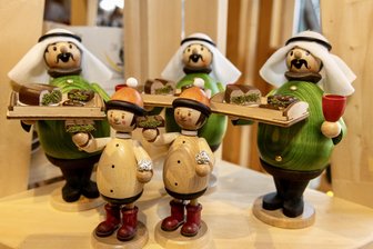 Nach Stollen und Eis nun Holzkunst: Drechslerei aus dem Vogtland bringt Räuchermann mit Dubai-Schokolade heraus - Zu Max gehört auch Mäxchen. Seit drei Jahren treten beide auch als Vater und Sohn auf. Drei Kombinationen gibt es als Duo. Die neueste zum Thema Dubai-Schokolade.