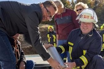 Nach Stolperstart: Grundstein für Depot in Steinbach liegt - Jöhstadts Bürgermeister André Zinn (links) und Steinbachs Ortswehrleiter Peter Tippmann versenkten eine Zeitkapsel. Darin liegt auch eine "Freie Presse".