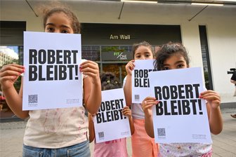 Nach Stopp der Abschiebung: Härtefallkommission wird sich mit Fall Robert A. befassen - Bilder von der Demonstration am Sonntagabend in Chemnitz. 250 Menschen fordern ein Bleiberecht für Robert A.