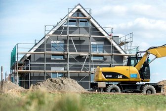 Nach Stopp der KfW-Förderung: Bau-Investitionen für mehr als 100 Millionen Euro in Gefahr - Das Bundeswirtschaftsministerium hatte am Montag überraschend angekündigt, dass ab sofort keine neuen Anträge bei der KfW-Bank für die Bundesförderung effizienter Gebäude mehr gestellt und keine Zuschüsse mehr gewährt werden können.