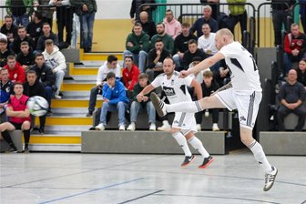 Nach Stotterstart: SC Syrau gewinnt Hallenfußball-Vorrunde in Plauen vor dem FSV Treuen - Jonas Dettloff (rechts) erzielte beim 1:0 im Auftaktspiel des SC Syrau gegen den TSV Trieb das einzige Tor.