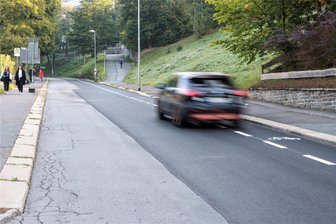 Nach Straßenbau in Annaberg: Verwirrung um Fahrradschutzstreifen - Ein neuer Fahrradschutzstreifen an der Straße der Einheit in Annaberg sorgt teilweise für Verwirrung. Foto: Sebastian Paul