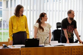 Nach Straßenblockade der „Letzten Generation“ in Chemnitz: So urteilt der Richter - Die Angeklagten: Juliane Schmidt (l.) war bereits an mehreren Aktionen in Chemnitz beteiligt.