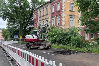 Nach Straßeneinbruch im Erzgebirge: Bergbauschäden erfordern Langzeit-Sperrung - Die Bärensteiner Straße ist nach einem Straßeneinbruch gesperrt. Dieser wird auf Altbergbau zurückgeführt.