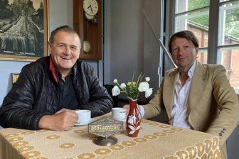 Nach Strecken-Aus im Vogtland: Was ist ein Nostalgie-Bahnhof ohne Zugverkehr noch wert? - Gunzens Ortsvorsteher Ingo Penzel und Christoph Kopp, Eigentümer des Bahnhofsgebäudes in Gunzen, hoffen auf ein Wunder für den Erhalt ihres Ostalgie-Bahnhofs am Musikwinkelplatz.