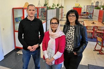 Nach Streichliste des Chemnitzer Jugendamtes: Schulleiterin fordert - Frau Sahan muss bleiben - Jörg Seidel vom Elternrat und Schulleiterin Jana Flechsig stehen hinter Integrationsbegleiterin Hajar Sahan. Sie ist an der Grund- und Oberschule der Annenschule in Chemnitz im Einsatz. Einen Schulalltag ohne sie hätte gravierende Folgen, so die Betroffenen.