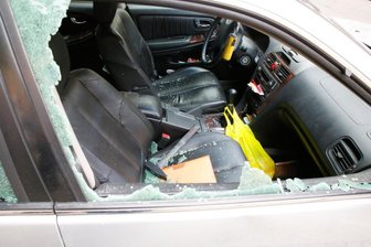 Nach Streit auf dem Sonnenberg: Zwei Verletzte, ein demoliertes Auto - Bei der Auseinandersetzung auf dem Sonnenberg schlug der 56-Jährige mit einem Hammer eine Scheibe vom Auto des 55-jährigen Opfers ein.