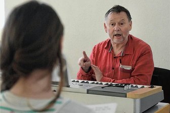 Nach Streit: Künstlerischer Leiter und Gründer des Chemnitzer Küchwaldbühnenvereins wirft das Handtuch - Werner Haas bei einem Casting für die Theatergruppe des Küchwaldbühnenvereins. Als ihr Leiter ist er nun zurückgetreten.