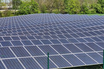 Nach Streit um geplanten Solarpark in Chemnitz: Bald neue Regeln für große Photovoltaik-Anlagen? - Große Solar-Anlagen vor der Haustür stoßen bei Anwohnern selten auf Gegenliebe. In Chemnitz wird nun darüber diskutiert, die in der Stadt geltenden Vorschriften zu überarbeiten.