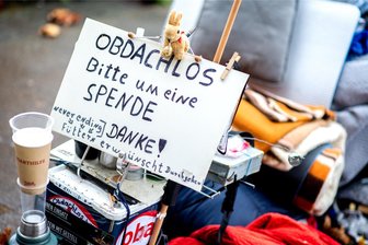 Nach Streit um Kohle-Heizungen in Plauener Obdachlosenheim: Wohnungslose können neue Unterkunft beziehen - Die Habseligkeiten eines Obdachlosen passen oft in ein paar Taschen oder in einen Einkaufswagen. Man sieht die Bedürftigen jetzt häufiger im Plauener Stadtbild. Symbolf
