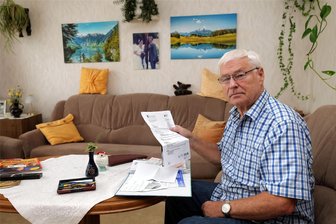 Nach Streitgespräch: Arztpraxis lässt Patienten von der Polizei abführen - Volkmar Götze wollte sich in einer Arztpraxis im Altkreis Hohenstein-Ernstthal eigentlich nur einen Termin bestätigen lassen. Doch als er darauf verweist, dass er vorab eine Stunde lang vergebens versucht hat, die Praxis zu erreichen, kommt es zum Eklat.