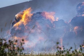 Nach Strohballen-Feuer in Auerbach: Brandursache ermittelt -