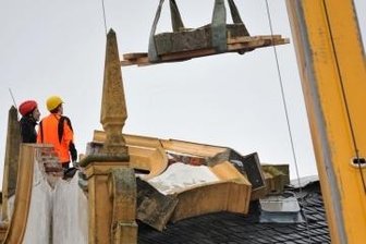 Nach Sturm: Rathaus-Giebel in Freiberg soll wiederhergestellt werden - Am Samstagnachmittag begann die Bergung des eingestürzten Giebels.