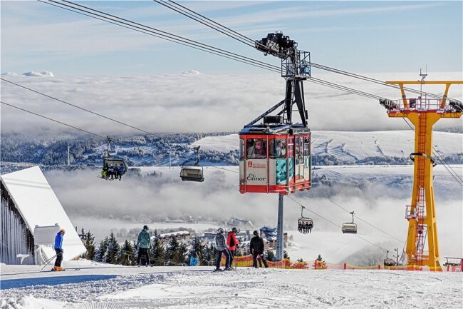 Nach Sturm und Schneetreiben: Skibetrieb am Fichtelberg läuft wieder mit Vierersesselbahn - Im Skigebiet am Fichtelberg ist am Dienstag neben der Schwebebahn auch die Vierersesselbahn wieder in Betrieb gewesen. Diese hatte am Montag wegen des zum Teil stürmischen Winds pausieren müssen.