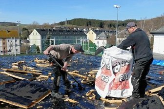 Nach Sturmschaden: Ringerhalle erhält neues Dach - Mitarbeiter einer Auerbacher Dachdeckerfirma entfernten am Donnerstag Bitumen- und Dämmschicht auf dem Dach der Ringerhalle.