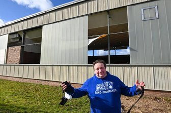 Nach Sturmschäden: Boxhalle am Chemnitzer Sportforum wird repariert - Olaf Leib - Box-Trainer vor der beschädigten Halle