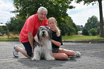Nach Sturz in Schacht: Hütehund startet wieder bei Wettbewerb - Der Polnische Hütehund Milo mit seinem Besitzer Rupert Hunzelmann und dessen Enkelin Hannah Stahl. Beim Wettbewerb in der Kategorie Hund und Kind gehen bie beiden am Sonntag bei einer Zuchtschau in Zwickau an den Start.