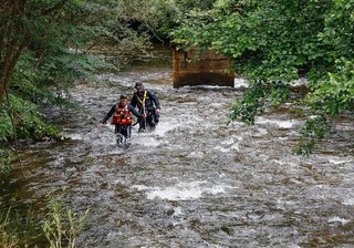 Nach Sturzflut im Erzgebirge: Vermisster aus Steinbach tot gefunden - Polizeitaucher haben in den vergangenen Tagen nach dem Vermissten aus Steinbach gesucht.