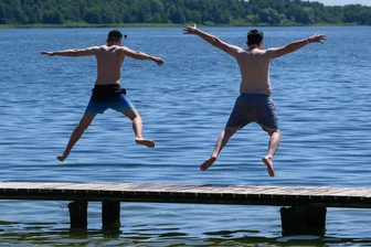 Nach super verregnetem Juli: Sommer kehrt nach Sachsen zurück - Noch regnet es in Sachsen, aber schon bald tut Abkühlung wieder gut.