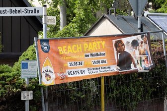 Nach Sylt: Auch im Erzgebirge Videos von fremdenfeindlichem Gegröle - Die Beachparty in Cunersdorf hat ein Nachspiel. Während eines Stromausfalls grölten Gäste „Deutschland den Deutschen, Ausländer raus!“. Die Polizei hat Ermittlungen wegen des Verdachts der Volksverhetzung aufgenommen. Die weiteren Ermittlungen führt das Dezernat Staatsschutz der Kriminalpolizei.