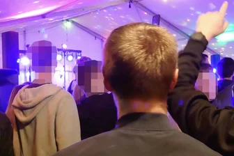 Nach Sylt: Rechtsextremes Gegröle stört Dorf- und Heimatfest in Topfseifersdorf - In einem Video, das der „Freien Presse“ vorliegt, ist der Vorfall in der Samstagnacht zu sehen und die rechtsextremen Gesänge zu hören.