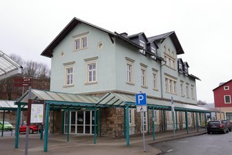 Nach tätlichem Übergriff in Schwarzenberg: Oberbürgermeister äußert sich zu Vorfall - Das Gebäude am Busbahnhof in Schwarzenberg steht zu großen Teilen leer.