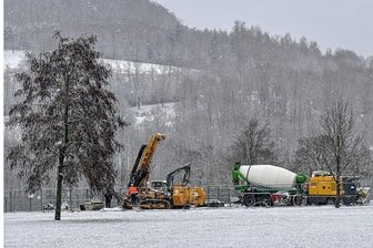 Nach Tagebruch-Alarm im Erzgebirge: Beton stabilisiert die Unterwelt im Kurpark Schlema - Auf der Baustelle im Kurpark fahren regelmäßig Betonmischer vor.