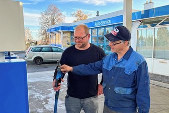 Nach Tankstellen-Zoff in Crimmitschau: Neuer Betreiber kann loslegen - Der neue Tankstellenpächter Cristian Körner (links) und Steffen Walther, der als Untermieter auf dem Areal eine Kfz-Werkstatt betreibt. Beide schauen in Abständen auch nach den Tanksäulen.