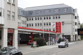 Nach Tankstellenüberfall in Chemnitz: Polizei fahndet öffentlich nach Täter - An dieser Tankstelle an der Clausstraße hatte der Maskierte mit vorgehaltener Waffe Geld gefordert.