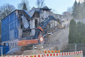 Nach Teileinsturz: Alte Pantoffelfabrik in Wilkau-Haßlau abgerissen - Der Abrissbagger greift nach der alten Pantoffelfabrik. Nach wenigen Stunden war ein Drittel des maroden Hauses abgerissen.