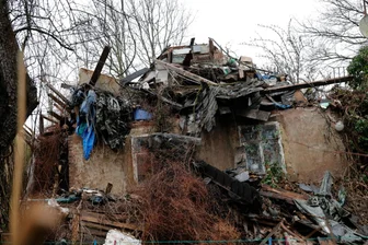 Nach Teileinsturz von marodem Haus: Muss das Wohnhaus abgerissen werden? - Gegen 15.30 Uhr stürzte ein Teil des schon vorher maroden Hauses ein.