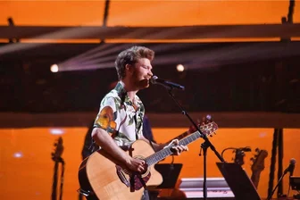 Nach „The Voice of Germany“: Mit dem Indie-Pop-Song „Was kickt“ schlägt Leander neue Töne an - Leander bei seinem Auftrittes im TV-Format „The Voice of Germany“ im September 2022.