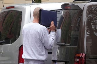 Der Tatverdächtige bedeckt am Dienstag in Chemnitz sein Gesicht.