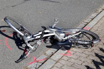 Nach Tod eines Radfahrers bei Langenau: Amtsgericht Freiberg verurteilt 62-jährigen Autofahrer - Nach dem tödlichen Fahrradunfall auf der Straße zwischen Brand-Erbisdorf und Langenau – hier ein Symbolbild – am 31. Juli 2020 hat das Amtsgericht Freiberg am Dienstag einen Autofahrer aus dem Raum Flöha wegen fahrlässiger Tötung verurteilt.