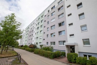 Nach Tod von 37-Jähriger in Plauener Wohnung: Noch viele Fragen offen - In einem Mehrfamilienhaus an der Dr.-Friedrich-Wolf-Straße im Chrieschwitzer Hang in Plauen wurde am Samstagnachmittag eine tote 37-Jährige gefunden. Ob es sich um eine Straftat handelt, wird derzeit noch ermittelt.