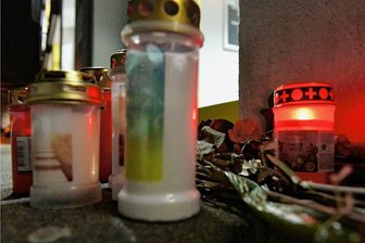 Nach Tod von Dr. Abas: Patientenakten noch immer unter Verschluss - Trauerkerzen vor dem Gebäude im Ortszentrum von Großschirma, in dem sich die Arztpraxis von Dr. Abas befand. Die Praxis selbst ist inzwischen nicht mehr versiegelt, aber verschlossen.