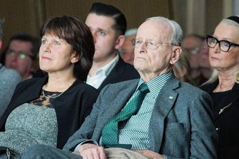 Nach Tod von Ex-VW-Chef: Warum Carl Hahn seine Ehrenbürgerschaft in Zwickau verliert - Carl Hahn, hier mir der ehemaligen Oberbürgermeisterin Pia Findeiß, wurde 1998 die Ehrenbürgerschaft verleihen. 