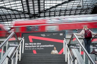 Nach Tod von Zugbegleiter - Plakate für mehr Respekt - Neben Sicherheitsmaßnahmen sollen Plakate in Bahnhöfen und Bahnen für weniger Gewalt sorgen. 